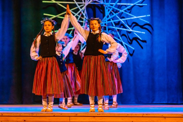 Vidējās paaudzes deju kolektīva 40 gadu jubilejas koncerts